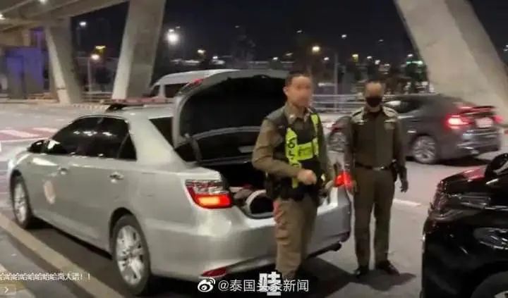 中國(guó)女游客稱在泰國(guó)買到警車接機(jī)服務(wù)，還能加錢預(yù)定警車開道？泰國(guó)警方回應(yīng)